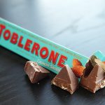 Швейцарський молочний шоколад Tobleron з медом, мигдалевою нугою і солоним карамельним мигдалем 100 г