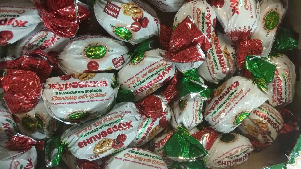 Цукерки журавлина з волоським горіхом у шоколаді Amanti, 1 кг