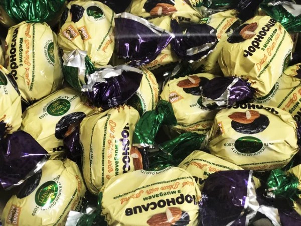 Цукерки в шоколаді "Чорнослив із мигдалем" Amanti, Україна, 1 кг