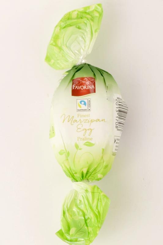 Яйце Марципан з лісовим горіхом у чорному шоколаді Favorina Marzipan Egg Praline 100г Германия