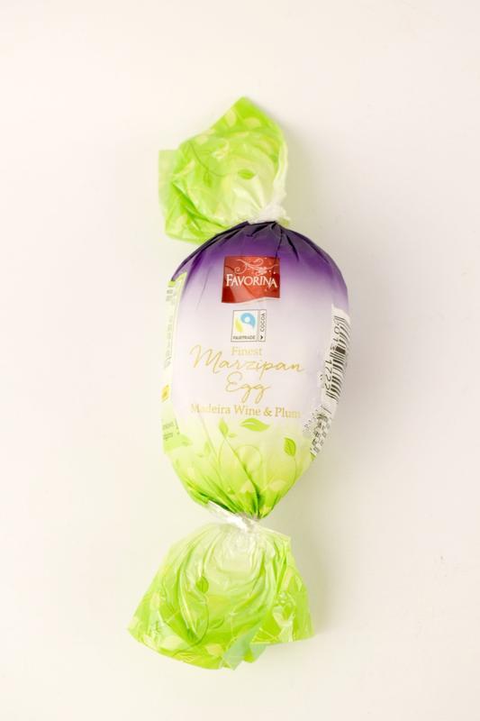 Яйце Марципан зі смаком сливи та мадери в темному шоколаді Favorina Marzipan Egg Madeira Win&Plum 100 г Германі