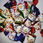 Цукерки Новорічний Мікс з ваніллю, мигдалем, кокосом, апельсином та горіхом з кріпсами Baron 1кг Польща