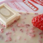 Шоколад без цукру та без глютену Torras білий зі шматочками полуниці Іспанія 75 г