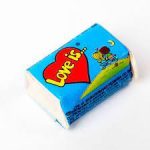 Жувальна гумка зі смаком банана та полуниці Love Is 420г/100шт Туреччина